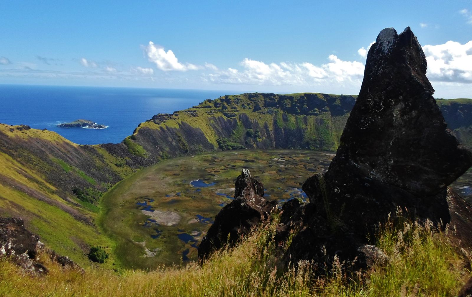 Rano Kau y Orongo: el cráter y el pueblo del hombre pájaro